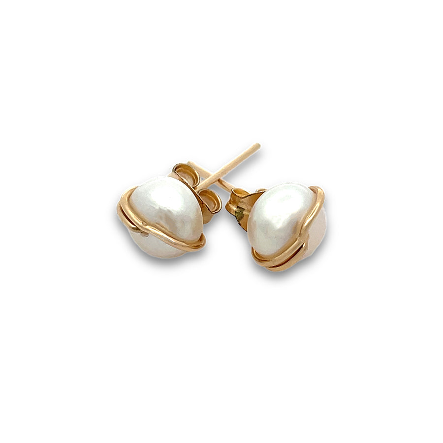 Pearl stud earrings gold