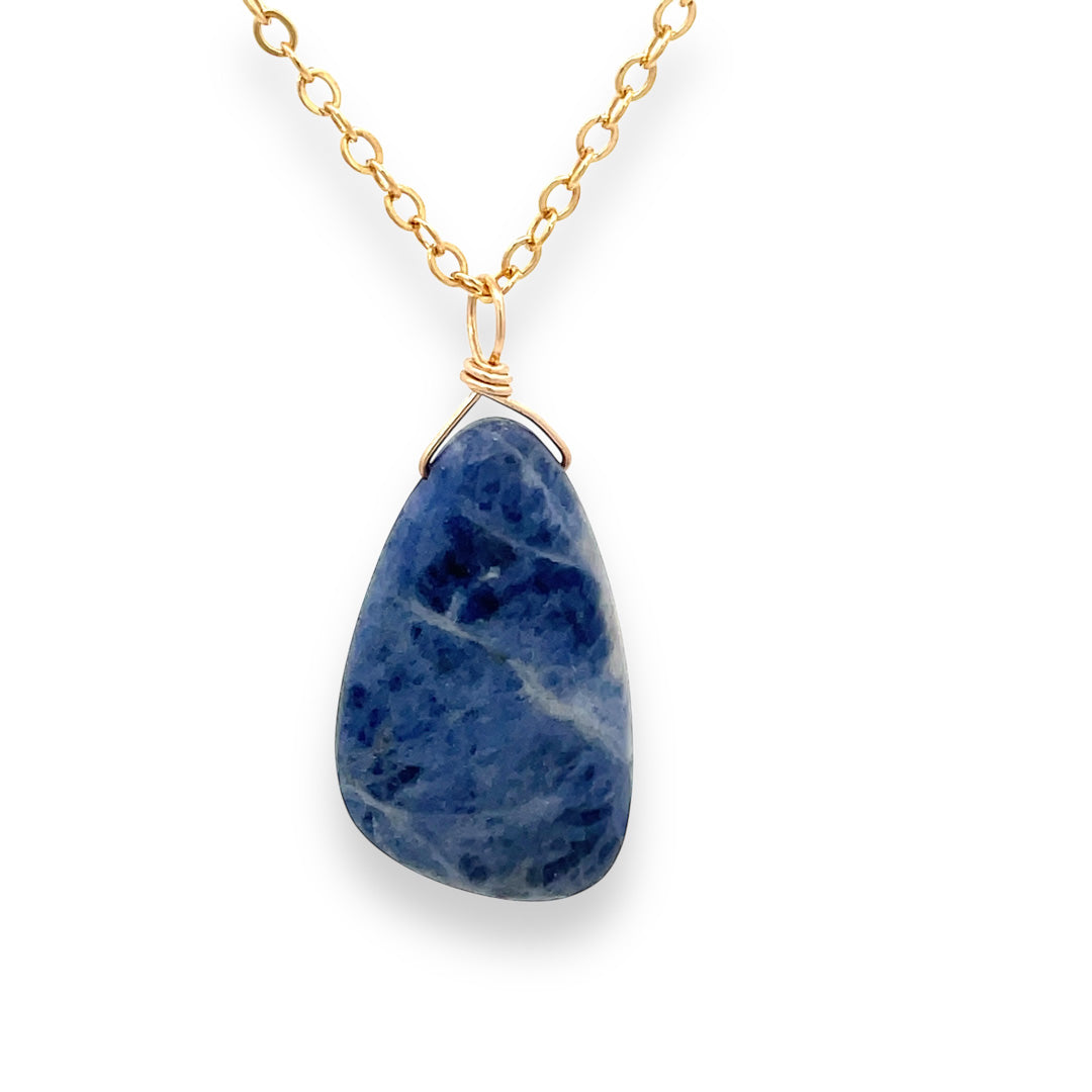 Sodalite pendant necklace in gold 