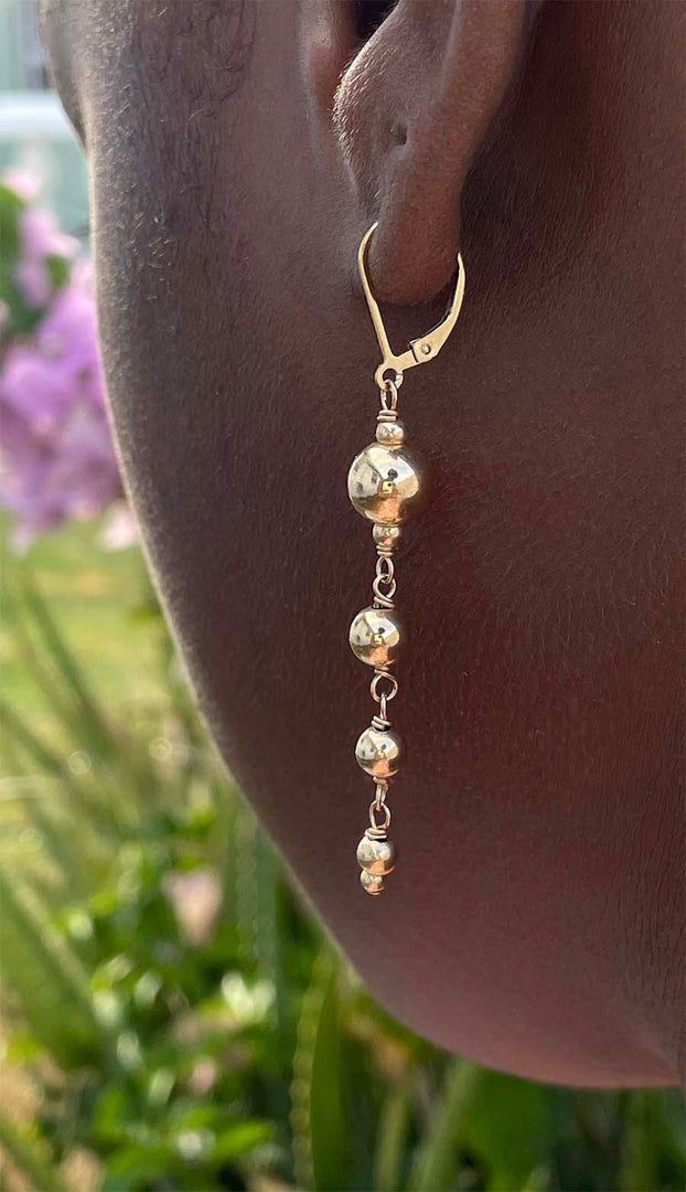 Graduated gold ball earrings 